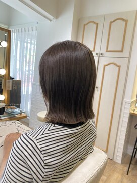 ネオリーブ チロル 横浜西口店(Neolive CiroL.) 切りっぱなしボブ 透明感ベージュ くすみベージュ
