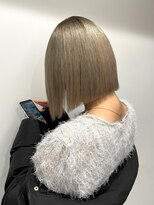 前下がりパツッとハイトーン　切りっぱなしストレート