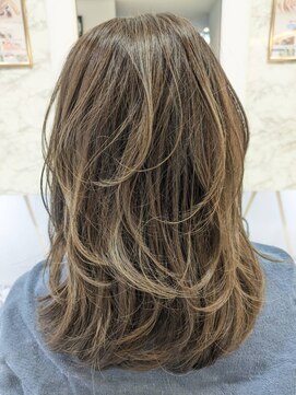 ヘアーデザインムーヴ(Hair design MOVE) 白髪ぼかしハイライト　ロング