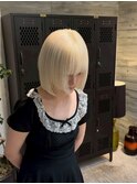 ホワイトブロンド抜きっぱなしブリーチハイトーンカラーミニボブ