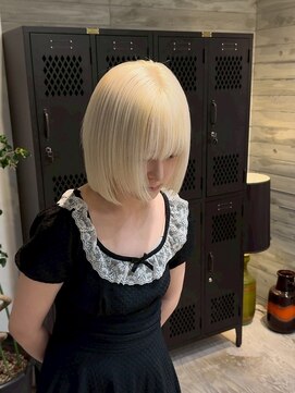 ヲタク(wotaku.) ホワイトブロンド抜きっぱなしブリーチハイトーンカラーミニボブ