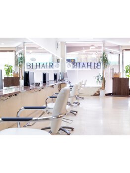 気になる白髪を使い、白髪ぼかしはもちろん、デザインカラーや髪質改善メニューも豊富なサロンです。