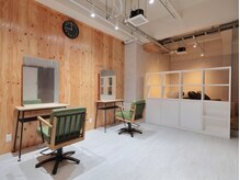 アインス(eins)の雰囲気（木の温もり感じる暖かみのあるナチュラル空間美容室）