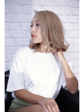 リヒト ヘアワークス(Licht HairWorks) ミルクティーベージュ×外ハネ切りっぱなしボブ