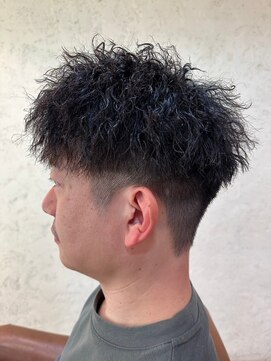 バグスドゥア(Bagus dua) 刈り上げ×ツイストパーマ