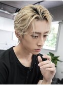 シャドウパーマ金髪ナチュラルセンターパートツーブロック