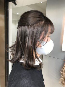 ネイヴィル(navile) ◎赤みゼロ　透明感ベージュ