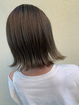 トップスタイル リッチ 切りっぱなしボブ　ハイライト　グレージュカラー