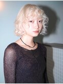 ホワイトブロンド　くるくる　金髪　ブリーチ　ボブ