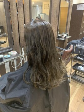 リリーオブザベイス(Lily of the Vase) カーキアッシュカラー