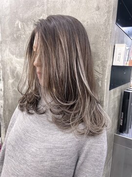 キング 心斎橋店(K!ng) ハイライトカラーミルクティーベージュレイヤーカット