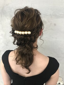 ナブラ(NABLA) パーティヘアセット ローポニーアレンジ