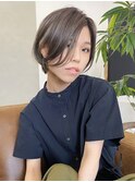 前下がりボブ×ボブレイヤー×グレーベージュ×フェザーボブ