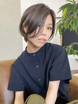 ワン バイ ジエクト(One by The Ect) 前下がりボブ×ボブレイヤー×グレーベージュ×フェザーボブ