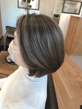 クッカ(kukka) 【kukka 楠　留美】白髪ぼかしのハイライト×ボブ