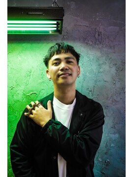 ウール(WOOL) よく見るとタラちゃんカットだけど悪そうなスキンフェード