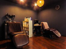 ルーツ ビギン(ROOTS BEGIN)の雰囲気（靴を脱ぎフルフラットシャンプー台《YUME》で最上級のくつろぎを）