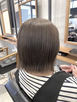 ソッカ(socca) 外ハネ切りっぱなしボブ