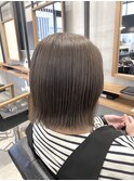 外ハネ切りっぱなしボブ