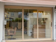 解放感溢れる木目調の入口がお出迎え。茶色いテントが目印です。