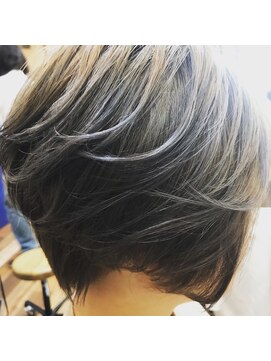 ニーナ 三軒茶屋(nina) レイヤー入れての前下がりボブ