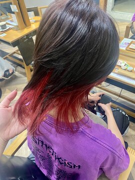 マーレ(MARLE./) ちら見せレッドの個性派スタイル