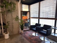 フロー アワード 92(FLOW award)の雰囲気（ラグマットと観葉植物で雰囲気◎［メンズ/メンズパーマ/］）