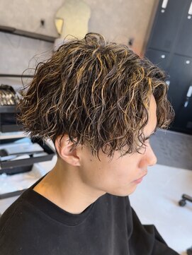 アビー(ABEY) ツイストスパイラルパーマセンターパートメッシュカラー