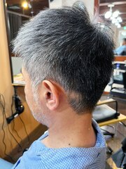30代40代メンズ刈り上げフェードスタイル短髪シルバー