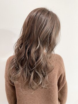 キュー(cue) 【cue】全体的に透明感を与えるオリジナルハイライト