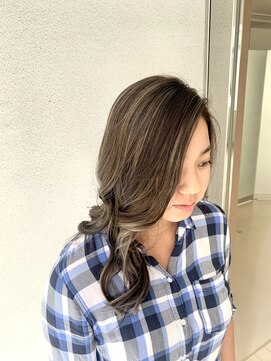 ステアケース 武蔵小杉店(stair:case) 白髪が少ない方におすすめ外国人風ハイライトカラー