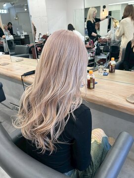 Beleza 川越 -ブリーチ・ハイトーン・ダブルカラー・エクステ・羽エクステ- 17827ホワイトアッシュシャンパンベージュミディアムレイヤー