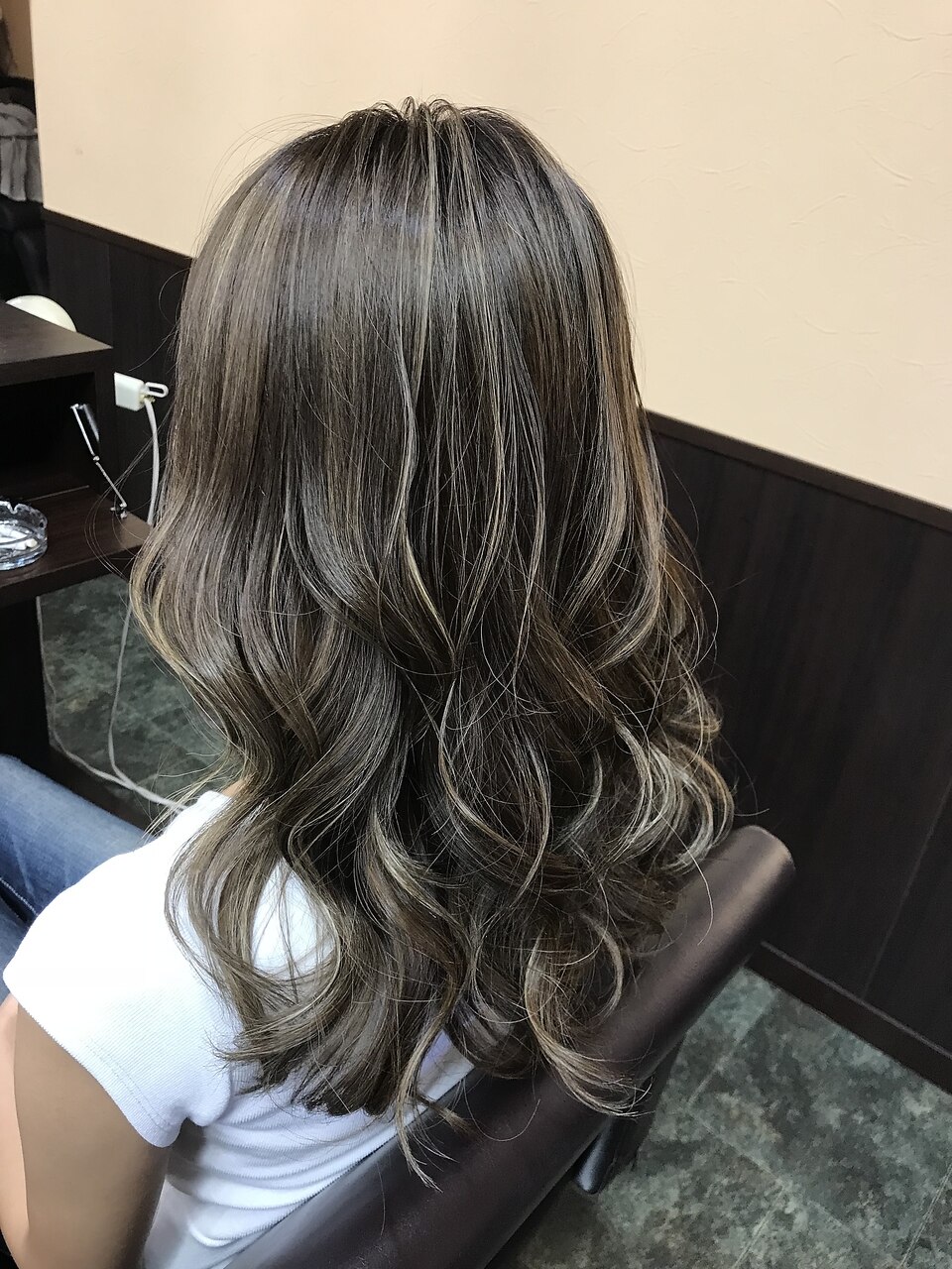 ダークグレージュハイライト：L017524948｜ヒスヘアー クリエイティブ