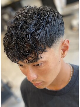 フランクスバーバー アンド ビアークラブ(FRANK'S BARBER and BEER CLUB) スペインカール・ローフェード・バーバースタイル外国人風パーマ