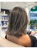 地毛ハイライトグラデーショングレージュ海外風切りっぱなしボブ