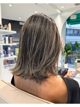 ノラ ウメダ(NORA UMEDA) 地毛ハイライトグラデーショングレージュ海外風切りっぱなしボブ