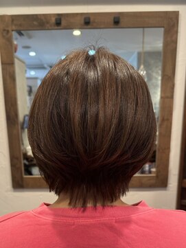 ベソ(Beso) カーキブラウン/丸みシルエット/くびれカット/レイヤーカット