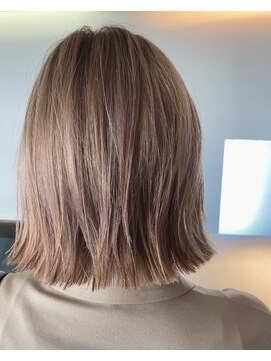 ヨルプラスディ(yoru+D) 切りっぱなしボブ　× ベージュ