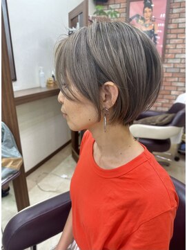 サラ(SARA) 大人ショートボブ。