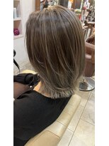 ヴィアンカ(Vianca)&nbsp;レイヤーボブ　バレイヤージュ×グレージュ