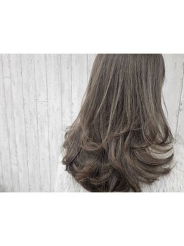 お客様のご要望と髪の状態に合わせて、デザインカラーからグレイカラーまでパーソナルヘアをご提案☆