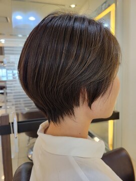 ナビバイケンジ(NaVI by KENJE) 丸み×くびれで“首が細く見える”大人ショート