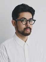 イナフ(ENUFF) 自身の癖毛を活かす大人向けアップバングスタイル