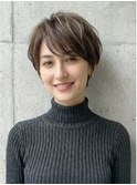 【グレージュカラー】柔らかさと品を纏う大人ショート