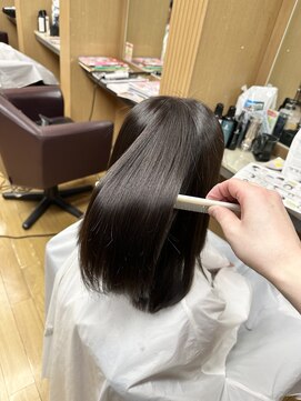 EM美容室 10代～70代 赤味消し髪質改善カラー・落ち着いた艶アッシュ