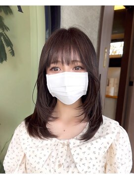 ジゼラ(GISELA) レイヤーカット 透明感カラー グレージュ シースルーバング