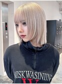 ボブホワイトグレージュミディアム美髪ウルフレイヤー_ba549651