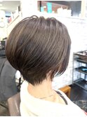 ショートカットくびれショート前下がりボブベージュカ ラー40代