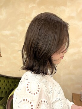 ビュートリアム265(BEAUTRIUM 265) 暗髪グレージュ 透明感カラー イルミナカラー 外ハネミディアム