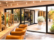 ☆銀座で人気の髪質改善サロン☆大きなテラスに囲まれた広々とした店内で贅沢な美容体験[銀座駅/銀座１丁目